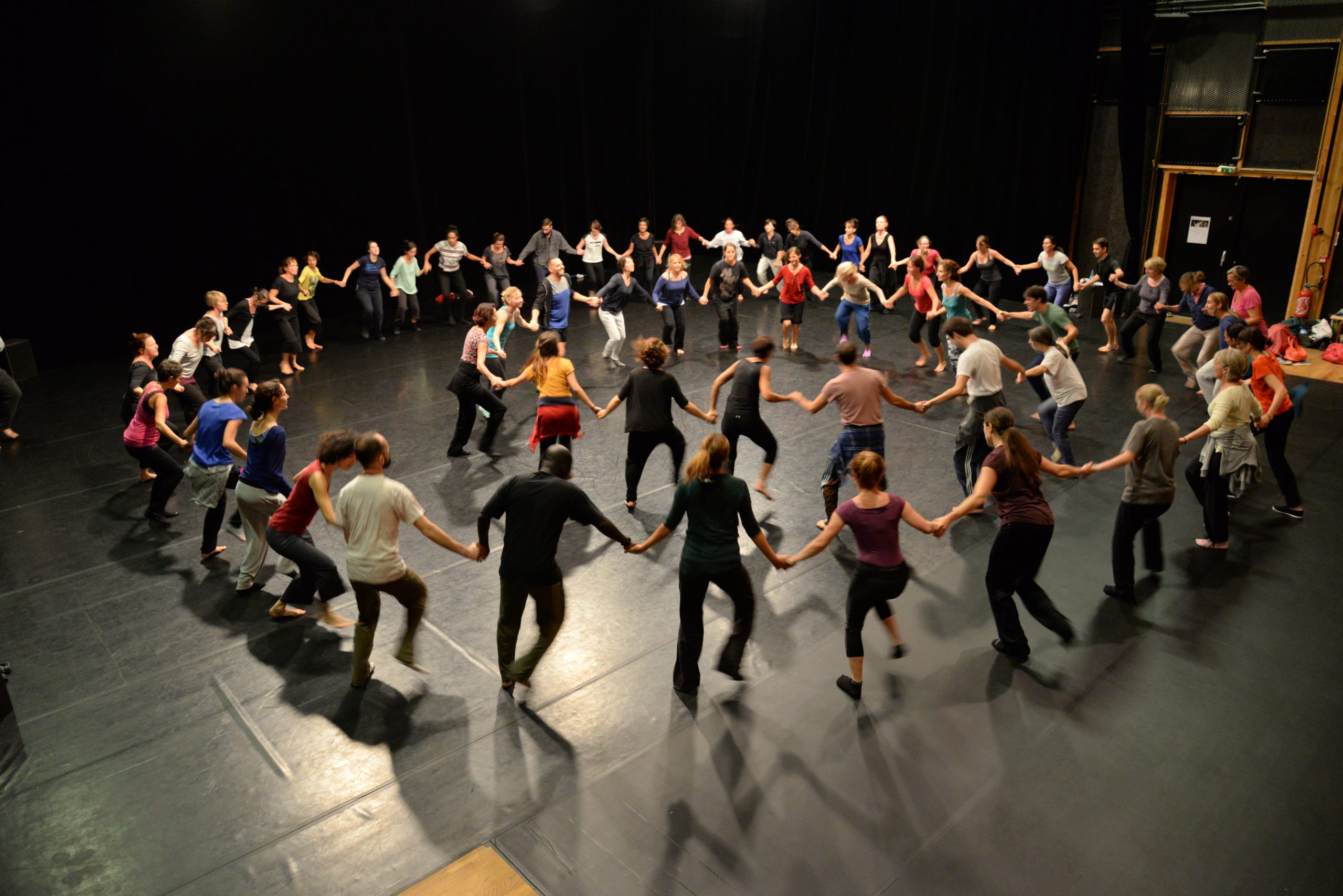 You are currently viewing Danses savantes et danses populaires (2/4) : une approche contemporaine des danses populaires